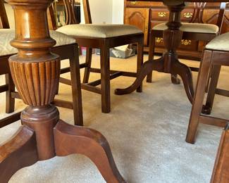 6 550.00 Dixie furniture dining table double pedestal 5'6" + leave 15" x 43"Wx 30H with 6 chairs