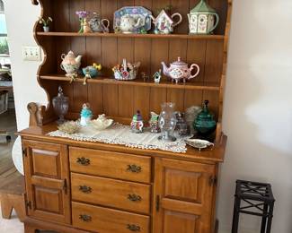 4 250.00 China cabinet maple 52Wx18Dx69H