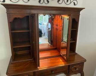 34 180.00 French provencal dressing table 41Wx18Dx58H