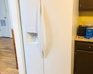 Side by side Whirlpool Refrigerator with working ice maker