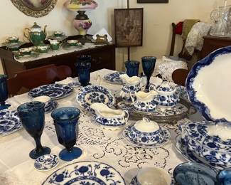 English blue onion table setting