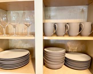 Modern everyday dishes