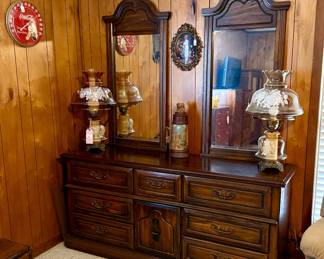 Dresser, lamps, and decor