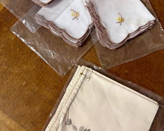 Embroidered napkins sets