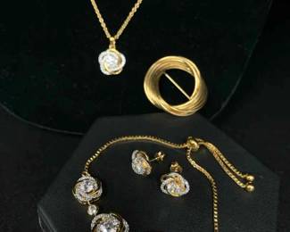 JD155Gold Tone Sparkle Jewelry Set