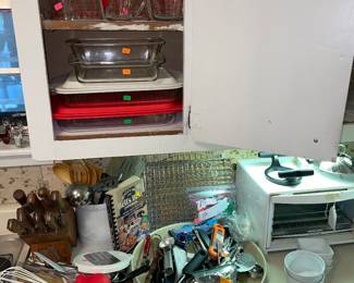 Pyrex Measure Cups, Pyrex Baking Pans