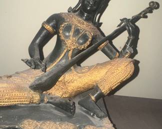 Prince playing his Zueng oh my...