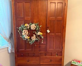 Beautiful Stanley piece. Heavy and solid wood. Great little drawers