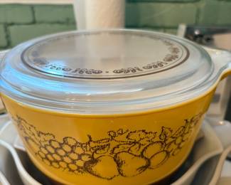 vintage pyrex Old Orchard 475-B