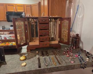 Jewerly: necklace, watch, earring