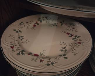 Winterberry Holiday dinner plates (20) 
