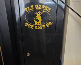 Key locking gun safe