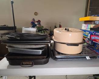 Contemporary Kitchen Bakeware and Cookware