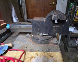 Swivel Base Bench Vise with Integrated Anvil