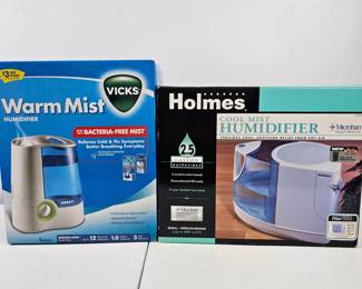 Lot #32 - Vicks Warm Mist Humidifier & Holmes 2.5 Gallon Cool Mist Humidifier Combo