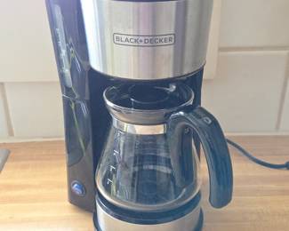 Lot #153 - BLACK+DECKER 4-in-1 Coffee Station 5-Cup Coffee Maker with Glass Carafe and Water Level Indicator