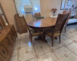 Dining table with extendable leafs