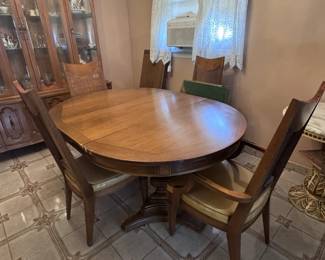 Dining table - extendable with 4 chairs