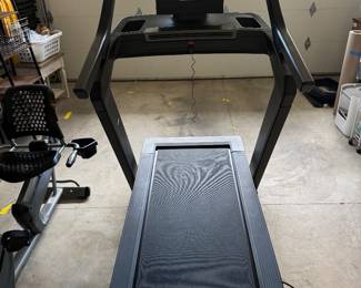 NordicTrack Incline Treadmill - can be adjusted to a 40 degree incline or to a 6 degree decline - commercial grade