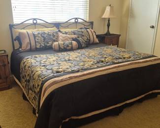 King size bed. Beautiful linens. Lamps nightstands.