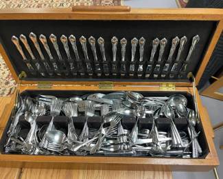 LARGE FLATWARE SET