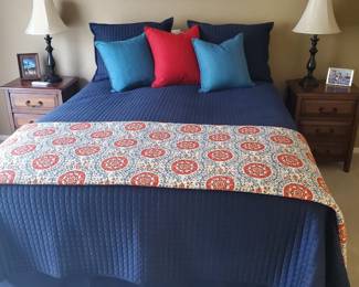 King shown w 2 night stands