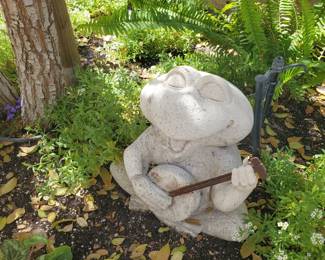 Play me a tune garden frogie