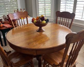 Very nice condition round oak table and 4 chairs