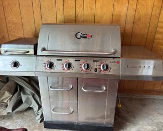 Charbroil grill w cover 