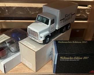 Weihnachts-Edition 1997 Mercedes Simplex 1902, See's Candlies deliver truck and set of Maisto Daimier Chrysler diecast model cars.