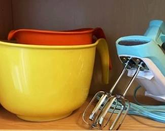 Vintage (new in box) Hamilton Beach hand mixer and MCM mixing bowls.