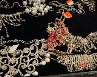 Tons of jewelry at this sale