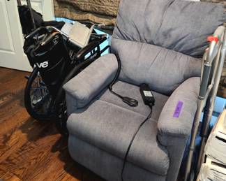 Lift lazyboy recliner