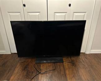 Insignia 48 NS48D510NA15 and Wall Mount