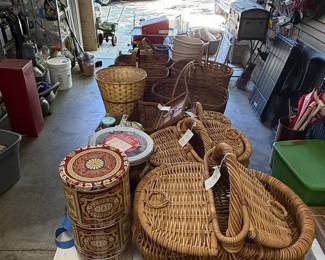 Wicker Picnic Basket Set with Decorative Tins