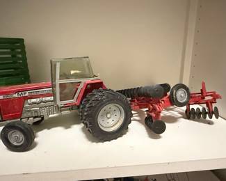 Ertl Massey Ferguson 2805 Tractor with Disc Harrow Toy Set