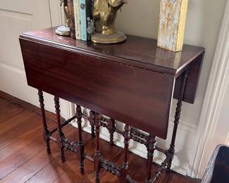 pretty antique gateleg table 