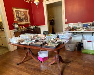 Duncan Phyfe table with leave and 6 chaira