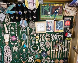 Women's & Men's jewelry, watches & collectibles of all sorts. Vintage collector cards.