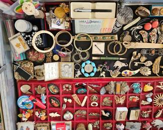Women's & Men's jewelry, watches & collectibles of all sorts. Vintage collector cards.