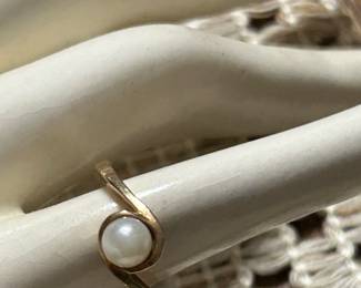 Pearl and gold ring 