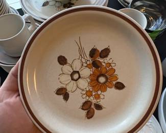 The Woodhaven Collection Pleasant Grove Stoneware Dinnerware Set second image