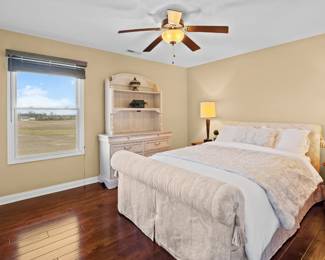 Bedroom furniture & decorations