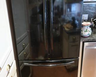 Samsung appx 18 cu ft refrigerator, has ice feature