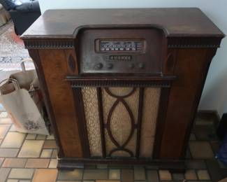 Philco radio with phonograph, 42-1009