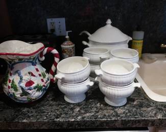 soup  tureen  and  bowls