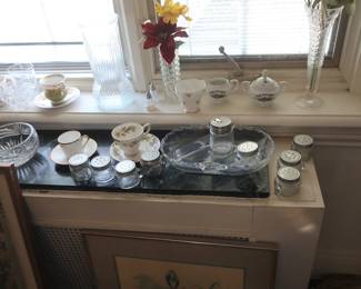 cups  and  saucers,  decor