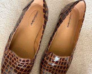 Ladies' shoes, size 8.5 W
