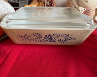 Vintage Pyrex Homestead baking dish with lid