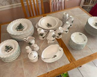 Nikko Happy Holidays pattern (12 settings)